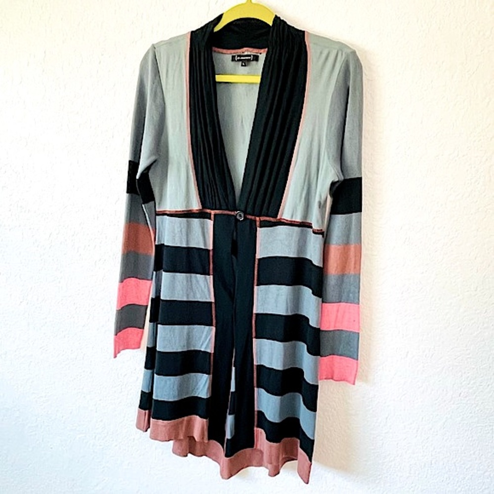 Unique & Beautiful cardigan, long sleeve, long V neck, print on the back. Size L